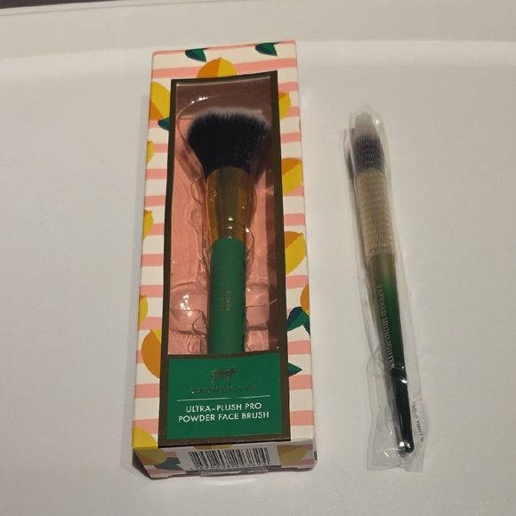 Dabney Lee Other - Dabney Lee Green and Gold Makeup Brush Set